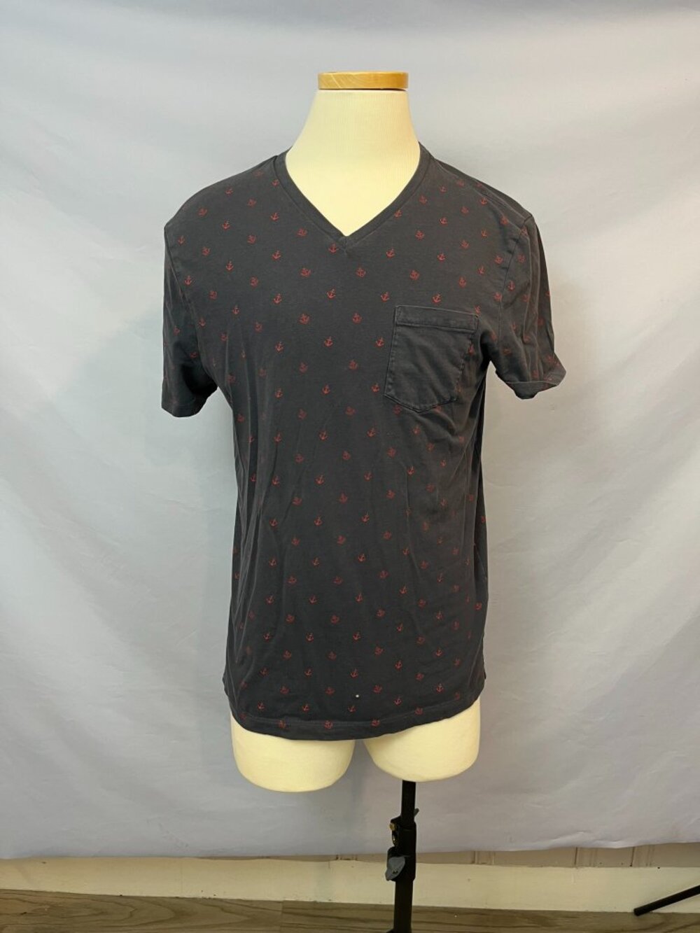 Express V-Neck Pocket T-Shirt Men’s L/G Navy Anchor Print Allover Short Sleeve